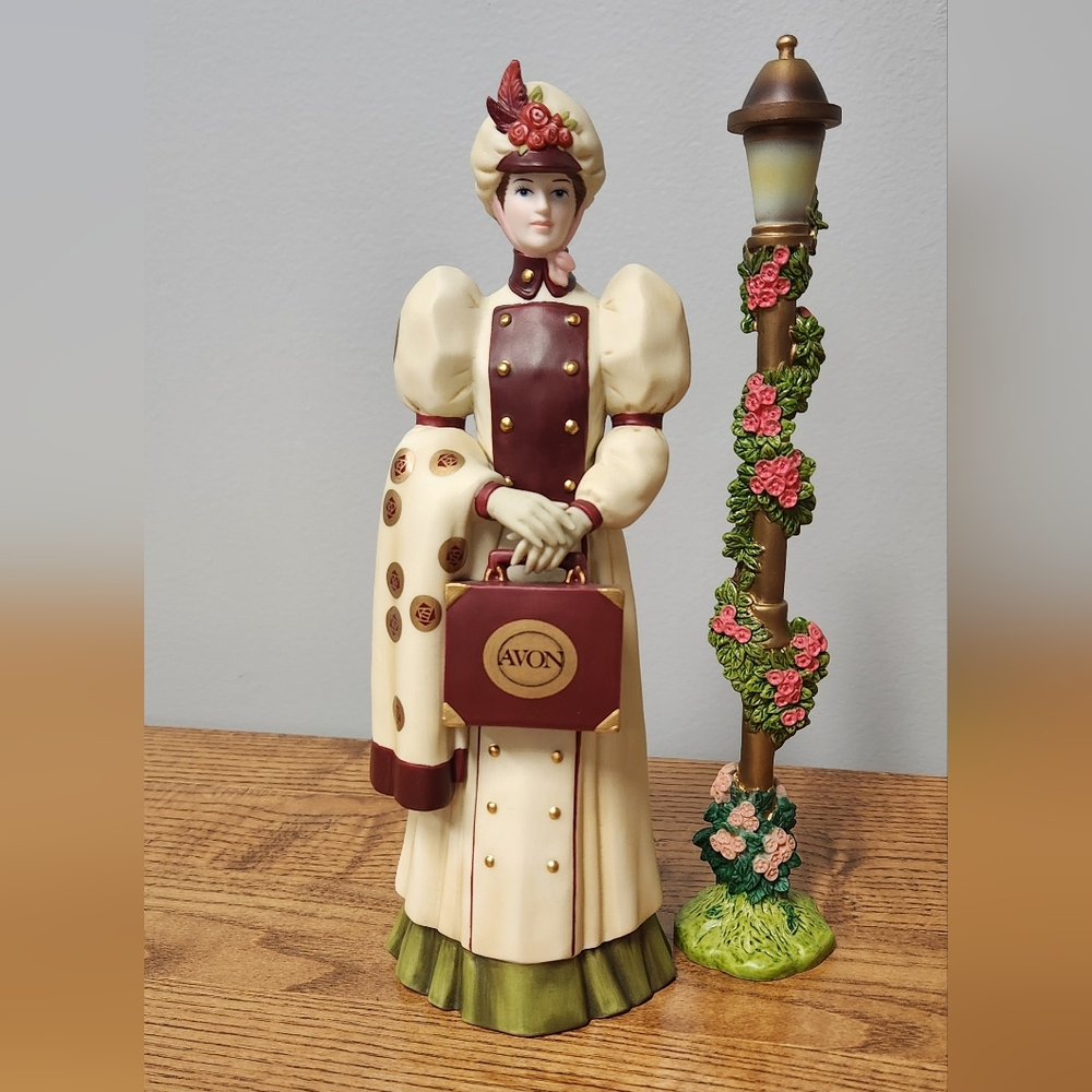 Avon 2006 Mrs. Albee Porcelain President's Club Figurine